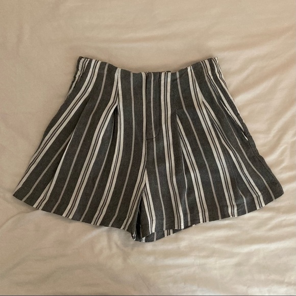 ZARA Trafaluc High Waisted Pleated Shorts - Picture 3 of 10